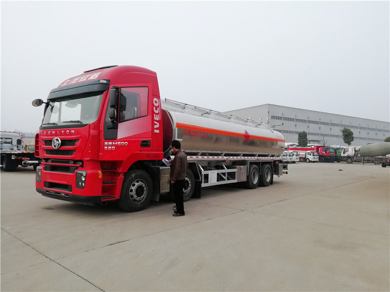 上汽紅巖29.7方前四后八鋁合金運(yùn)油車，20噸運(yùn)油車